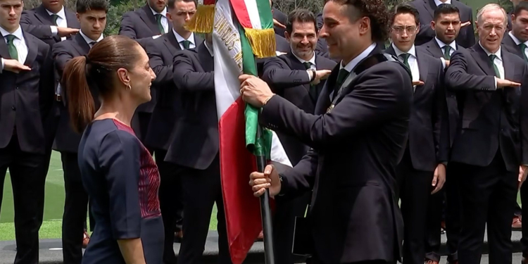LA PRESIDENTA SHEINBAUM DESEÓ ÉXITO A LA SELECCIÓN MEXICANA DE FUTBOL EN CEREMONIA DE ABANDERAMIENTO