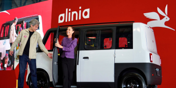 PREIDENTA SHEINBAUM MANEJA EL PRIMER VEHÍCULO ELÉCTRICO MEXICANO: OLINIA 1; COSTARÁ 150 MIL PESOS
