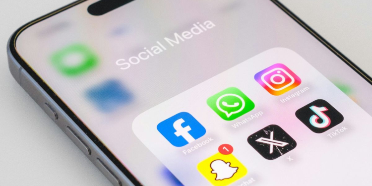 REINO UNIDO PROHIBIRÁ EL USO DE REDES SOCIALES A MENORES DE 16 AÑOS