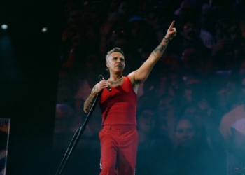 ROBBIE WILLIAMS ACLARA QUE LA SUSTANCIA BLANCA DE SU VIDEO VIRAL ERA UNA MENTA